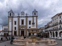 Igreja de Santo Antão mit dem Giraldo Brunnen am Giraldo Platz in Évora